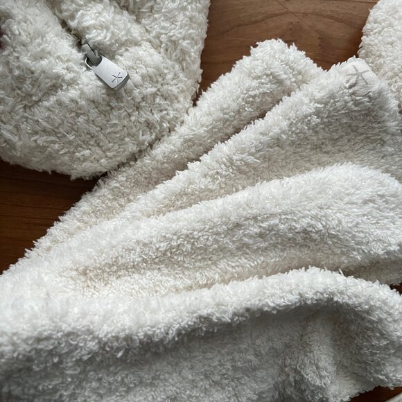 NWOT** Barefoot Dreams CozyChic® Eye Mask, Scrunchie and Sock Set - Picture 5 of 5